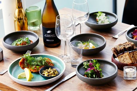 Velbesøgte Restaurant Charlottenlund Fort tilbyder en gourmetfrokostoplevelse i deres smukke restaurant med udsigt over Øresund. Nyd f.eks. røget laks med flødestuvet spinat og rørt tartar med semidried tomater.