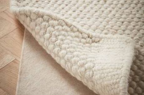 STOPP skridsikkert tæppeunderlag. Ensfarvet skridsikkert tæppeunderlag i non woven af polyester med lateximprægnering. STOPP er en smart skridbeskyttelse, der holder tæppet på plads. Vores skridsikre tæppeunderlag kan bruges på alle typer gulv, også dem m