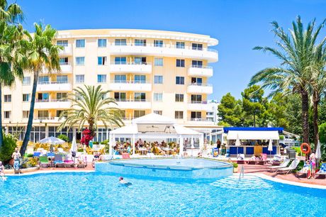 Mallorca. 1 uge på 4* hotel ved Alcudia-stranden i 2-værelses lejlighed og adgang til wellness. Rejs fra BLL i maj-jun.