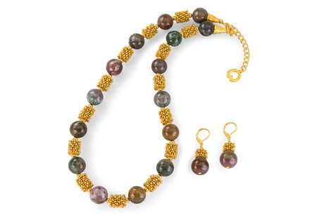 Smykkesættet "Alexia". En halskæde og et par ørenringe i et tidløst design bestående af polerede agat perler og messing forgyldt med 24 karat.