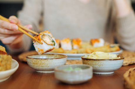 Oyisi Running Sushi & Wok i Aarhus N står klar med en takeaway sushimenu med 50 stykker, der er perfekt til tage med hjem og servere. Restauranten har sammensat en menu, der forener en stribe favoritter fra deres menukort.