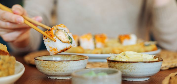 Oyisi Running Sushi & Wok i Aarhus N står klar med en takeaway sushimenu med 50 stykker, der er perfekt til tage med hjem og servere. Restauranten har sammensat en menu, der forener en stribe favoritter fra deres menukort.