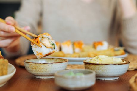Sushimenu som takeaway. Hent en lækker takeaway sushimenu med 50 stykker til under halv pris fra Oyisi Running Sushi & Wok i Aarhus N.