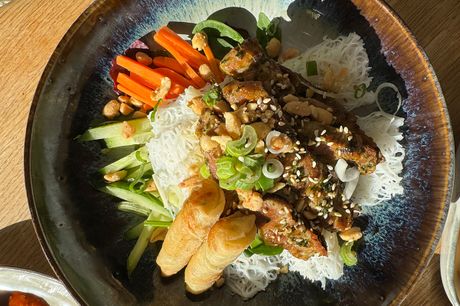 5-retters menu hos KJ Minh. Nyhed: Nyd en autentisk asiatisk middag med 5 formidable retter hos KJ Minh, der ligger centralt i Aarhus. 