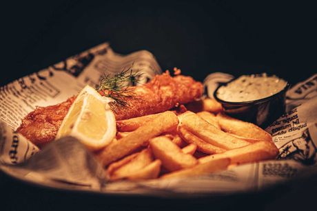 Fish’n’chips inkl. drikkelse. Få den populære og ultra sprøde ret Fish’n’chips inkl. pommes frites og en kold sodavand eller fadøl hos Proud Mary.