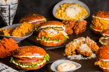 Burgermenu fra Chickii. NYHED: Vælg en Vestergade Burger med oksekød og svampe eller The Classic med paneret kylling inkl. pommes, dip og sodavand.