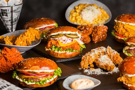 Burgermenu fra Chickii. NYHED: Vælg en Vestergade Burger med oksekød og svampe eller The Classic med paneret kylling inkl. pommes, dip og sodavand.