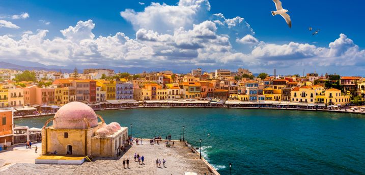 Kreta - den gæstfrie, græske ferieø. Hvidkalkede landsbyer, lyserøde strande, oceanblåt hav og sortgrønne oliven. Kreta er én stor farvepalet, der breder sig over et hav af nuancer i den smukke natur, i de små bugter og rundt i de lokale byer. Kreta er en