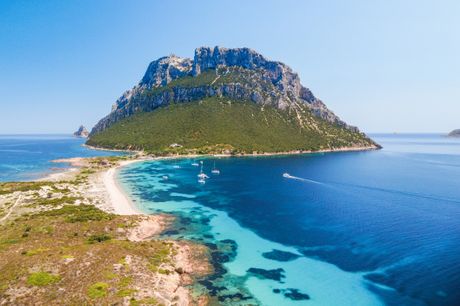 Lige syd for Korsika og vest for Italiens hovedland ligger Middelhavets næststørste ø, Sardinien. Her finder I nogle af de smukkeste sandstrande i Europa, en ubeskriveligt smuk natur og autentisk italiensk stemning.