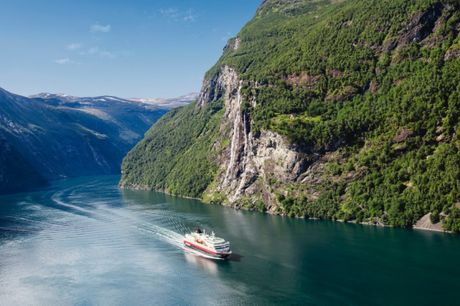 Hurtigruten langs Norges kyst. Tag på verdens smukkeste 12-dages sørejse, og oplev skønne kystbyer og høje fjelde inkl. helpension. Rejs fra CPH i juni.