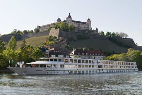 FLODKRYDSTOGT TIL DONAUS HOVEDSTÆDER. Tag på et charmerende 5-dages flodkrydstogt på Donau, og oplev den fredfyldte natur med All Inclusive. Krydstogtet tager jer til hovedstæderne i Østrig, Ungarn og Slovakiet, hvor I tages med på udflugter, og efter kry