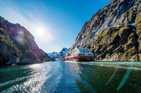 Hurtigruten langs Norges kyst. Hurtigruten refereres ofte til som verdens smukkeste sørejse, og på denne rejse følger I den ikoniske rute fra nord mod syd. Rejsen starter således 500 km nord for polarcirklen i Kirkenes og går sydpå mod Bergen gennem bl.a.