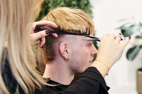 Herre- eller dameklip. Få klippet en ny frisure eller kom af med de slidte spidser hos nyåbnede frisør Ksz Hairline på Frederiksberg.