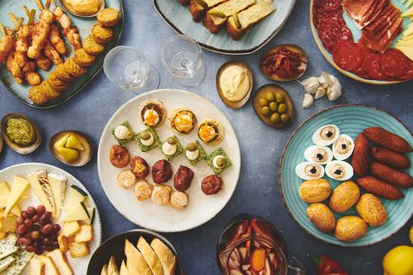 Inviter dine gæster på en uforglemmelig aften med Tapas Amors 10-retters tapasmenu, der kombinerer traditionelle spanske smage med moderne finesse. Forkæl sanserne og skab mindeværdige øjeblikke med gourmettapas af højeste kvalitet.