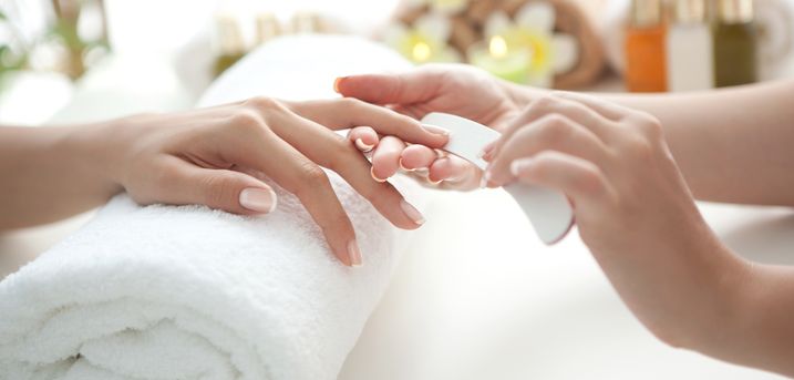 Manicure eller pedicure. NYHED: Få pleje til dine vintertørre hænder eller fødder og negle med en behandling m/u shellac hos T.L.C. Negle & Hudpleje.