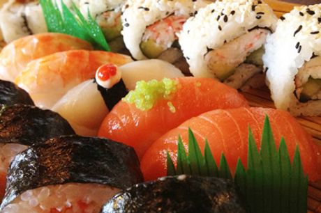 Inviter dine gæster på delikat sushi derhjemme med en takeaway sushimenu med 46 stykker fra populære Restaurant Soya2 i Vestergade i Aarhus. Du kan glæde dig til håndrullede herligheder, frembragt af dygtige japanske kokke.