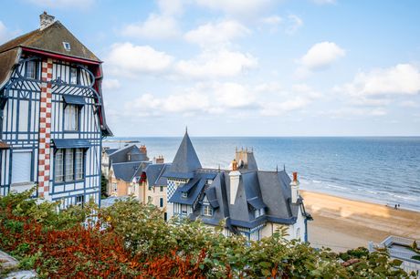 Billedskønne og historiske Normandiet. Normandiets kyststrækning er et fascinerende miks af maleriske landskaber, historiske steder og kulturelle rigdomme. Her finder I bl.a. de legendariske D-dagsstrande, og I har billeje inkluderet, så I nemt kan komme 