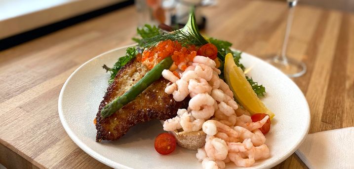 På den højt elskede Restaurant Sejlklubben, der ligger ud til vandet og den lille lystbådehavn i Randers, serveres der velsmagende, traditionel mad i de smukkeste omgivelser. Nyd en frokost med Stjernedrys samt en lun rabarber- eller æbletærte.