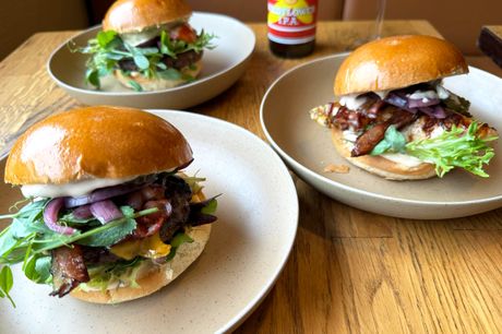 Stort burgertilbud hos Glass. NYHED: Få en lækker burger med okse, kylling eller plantebøf på byens hyggelige samlingssted. Gælder også som takeaway.