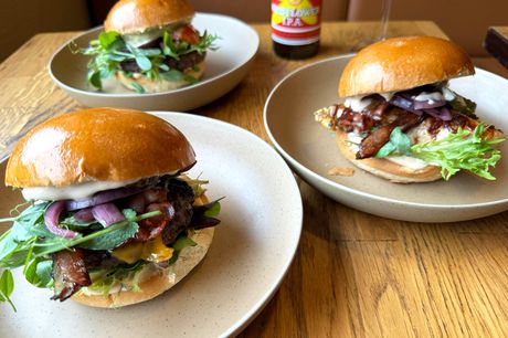 Stort burgertilbud hos Glass. NYHED: Få en lækker burger med okse, kylling eller plantebøf på byens hyggelige samlingssted. Gælder også som takeaway.