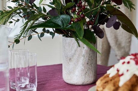 Vinkøler og vase i sten. Nyd kølig vin i en vinkøler af ægte travertinmarmor i beige med traditionelt marmor-mønster, der er lige så flot som vase.