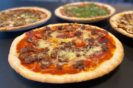 2 x Caspers kvalitetspizza . NYHED: Vil du have 2 lækre pizzaer, bagt med stolte traditioner til en virkelig god DEALpris, så besøg Caspers Pizza.