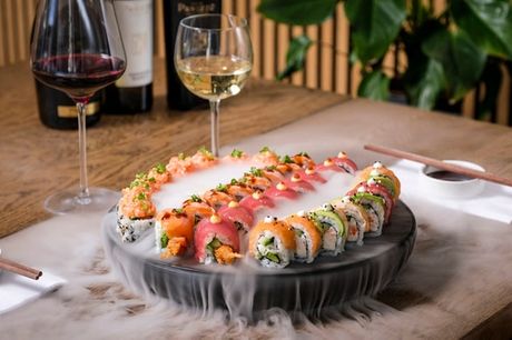 Sushi og vin fra Taya Sushi - spar 51 %. 32 stykker sushi + en flaske vin + snacks - den perfekte forårsmenu