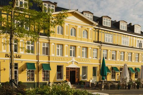 Hotel Dania - byhotellet i hjertet af Silkeborg. Velkommen på Hotel Dania - det solgule hotel, der lyser op midt på det hyggelige torv i skønne Silkeborg. Det elegante hotel byder inden for til en dejlig overnatning, hvor I også har mulighed for at vælge 