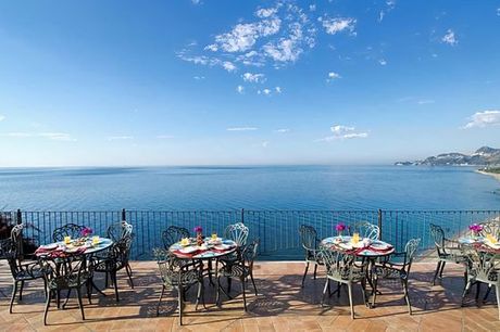 Italia Taormina - CDS Hotels - Baia Taormina 4* a partire da € 145,00. Soggiorno incantevole con vista a pochi metri dal mare