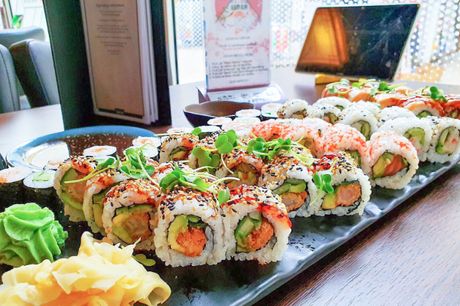 Kæmpe takeaway sushimenu. NYHED: Nyd 52 skønne stykker sushi hjemme i stuen med en kæmpe takeaway menu fra Asia Kitchen på Rømø.