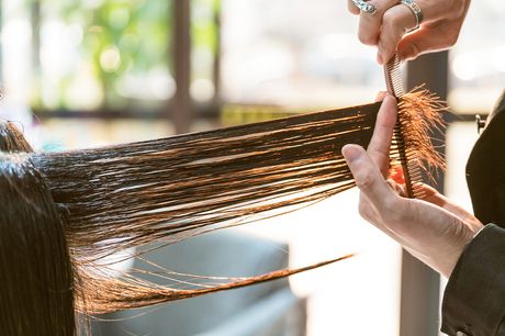 Bestil din næste frisørtid hos Salon Jacob, der ligger centralt i Aarhus og har mange års erfaring med give kunderne de flotteste hårfarver og frisurer. Vælg en herre- eller dameklip med eller uden fade eller farve og få en flot, sommerklar frisure.