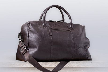 Weekendtaske i læder. Tag på weekendtur eller rejse med en flot og stilren weekendtaske i en praktisk, slidstærk kvalitet. Fås i sort og brun.