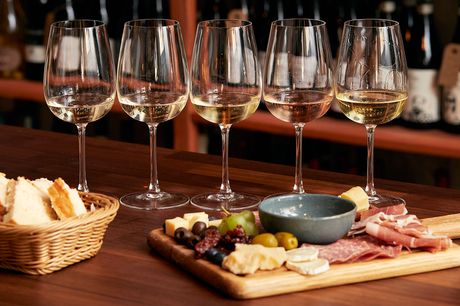 Glæd dig til at besøge Groth & Persson Vinbar, der er en spændende vinbar med speciale i vinsmagninger, som de sammensætter ud fra deres indgående kendskab til især italienske vine. Nyd en let tapasanretning til vinen.
