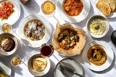 4 Serveringer hos Anmelderrost Frederiksberg-Bistro. Hos Deligreco får du moderne comfort food og sydeuropæisk bistrostemning - oplev "back to roots"-festivalen