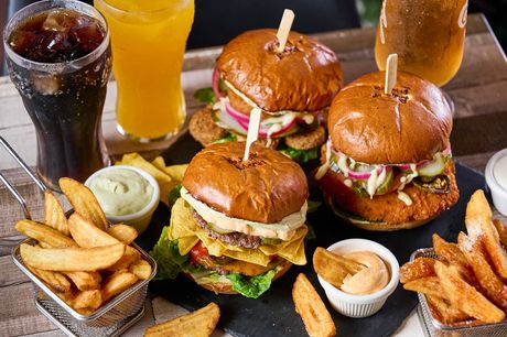 Vælg mellem 3 forskellige burgere hos BurgerMania i Rosengårdcentret - serveret med sprøde pommes og dip.. Om BurgerManiaBurgerMania er en burgerrestaurant, hvor du som burgerelsker vil få en oplevelse ud over det sædvanlige. Restauranten anvender kun nøj