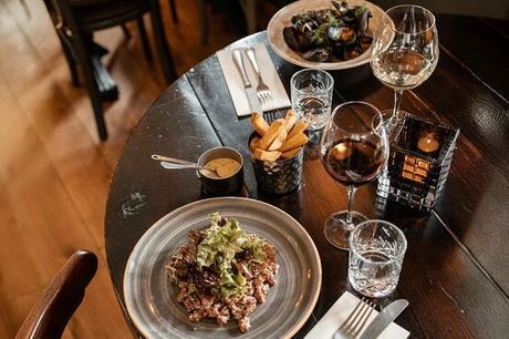 Moules Frites eller Tatar hos EWALDS Brasserie. Oplev stemningen og kvaliteten hos det lokale brasserie - midt på solskinsfyldte Frederiksberg